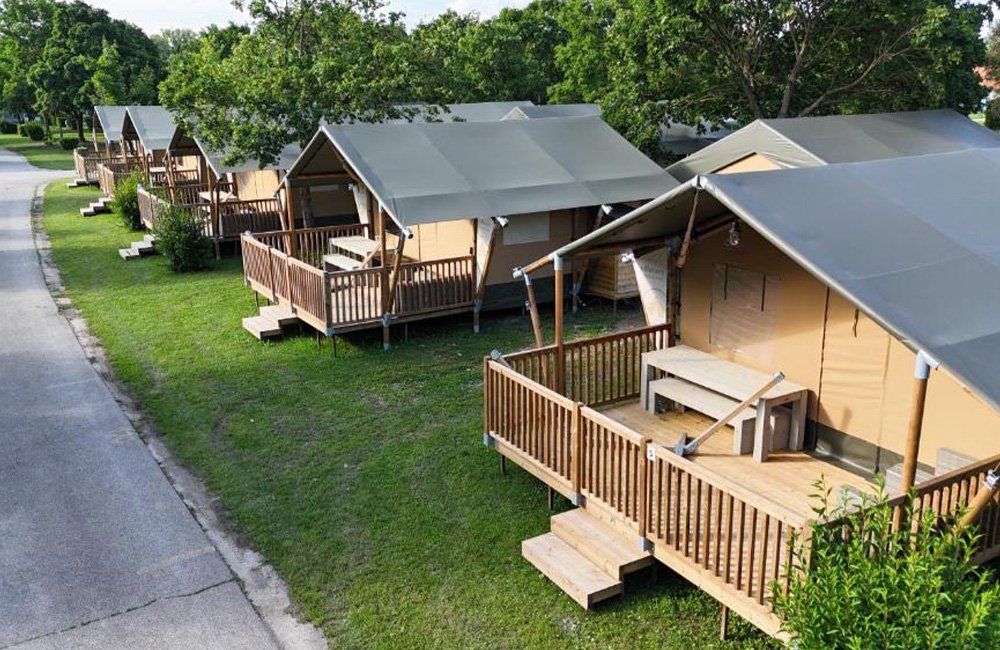luxe glamping tenten op camping Terme Čatež bij de Kroatische grens in Slovenië