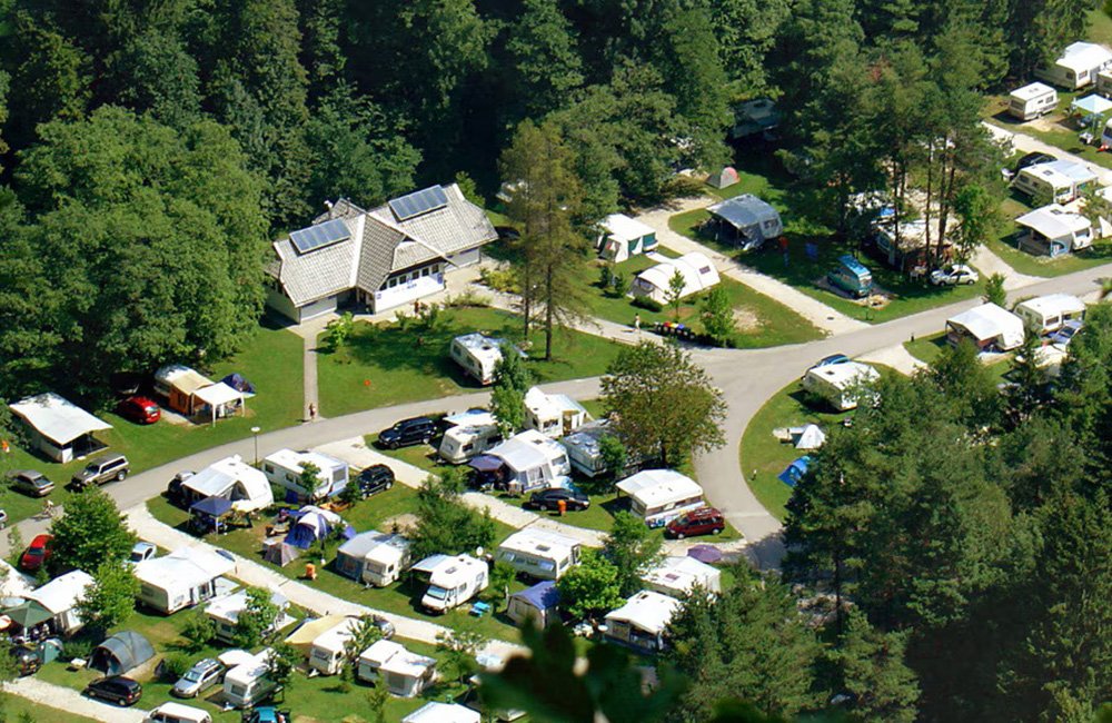 Bovenaanzicht op camping bled aan het meer bij het triglav nationaal park in Slovenië