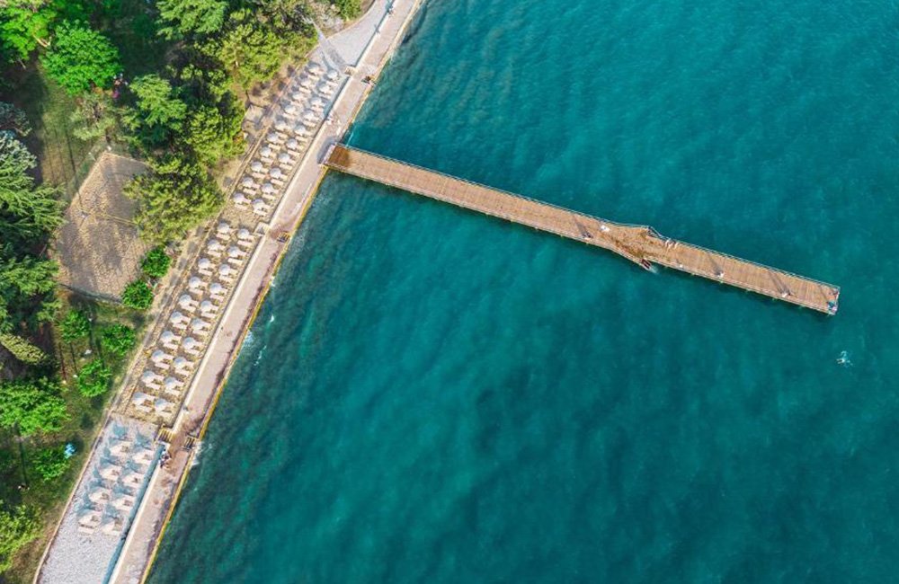 Bovenaanzicht van het strand bij camping Adria ankaran aan de Adriatische kust van Slovenië