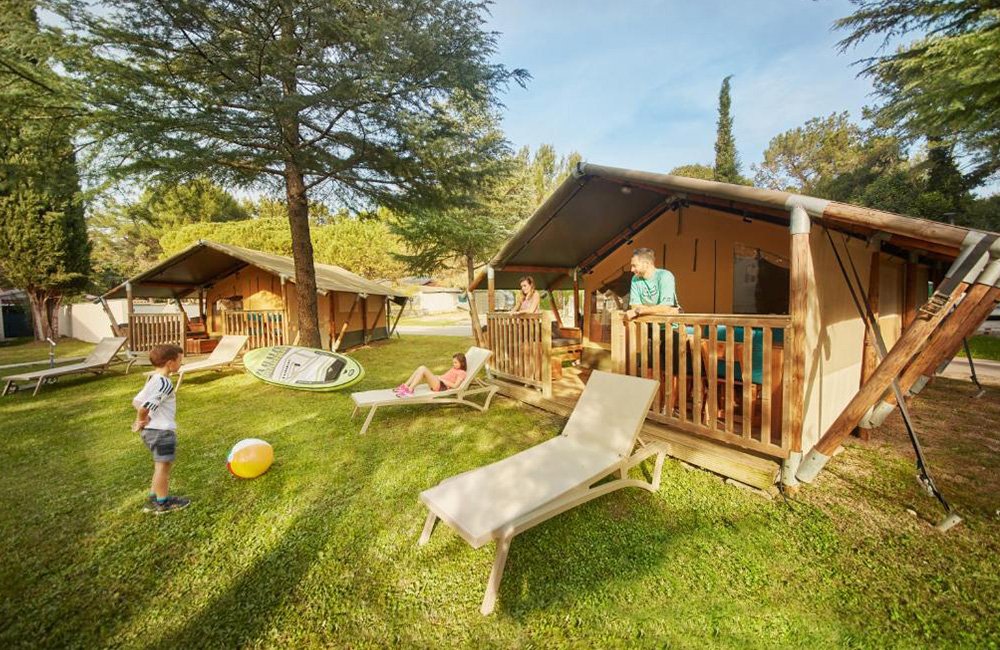 Glamping tenten van camping Adria ankaran aan de Adriatische kust van Slovenië