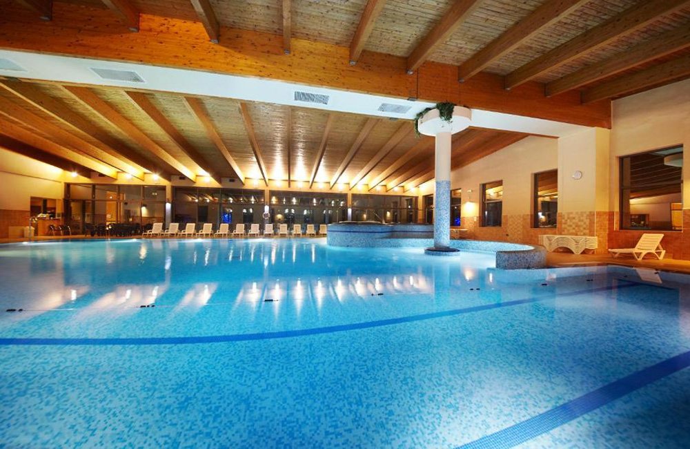 Het binnenzwembad van camping Adria ankaran aan de Adriatische kust van Slovenië