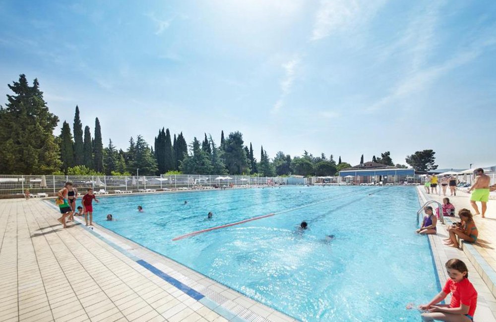 Het buitenzwembad van camping Adria ankaran aan de Adriatische kust van Slovenië