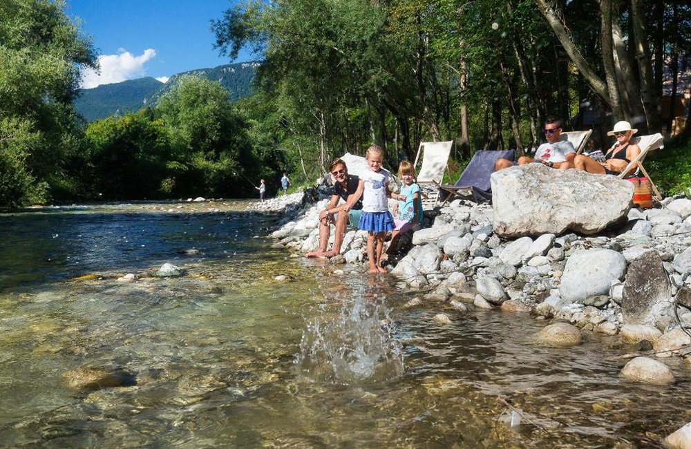 Kamniška Bistrica rivier bij glamping Slovenia Eco result bij Kamnik in de Kamnische Alpen onder velika planina in Slovenië