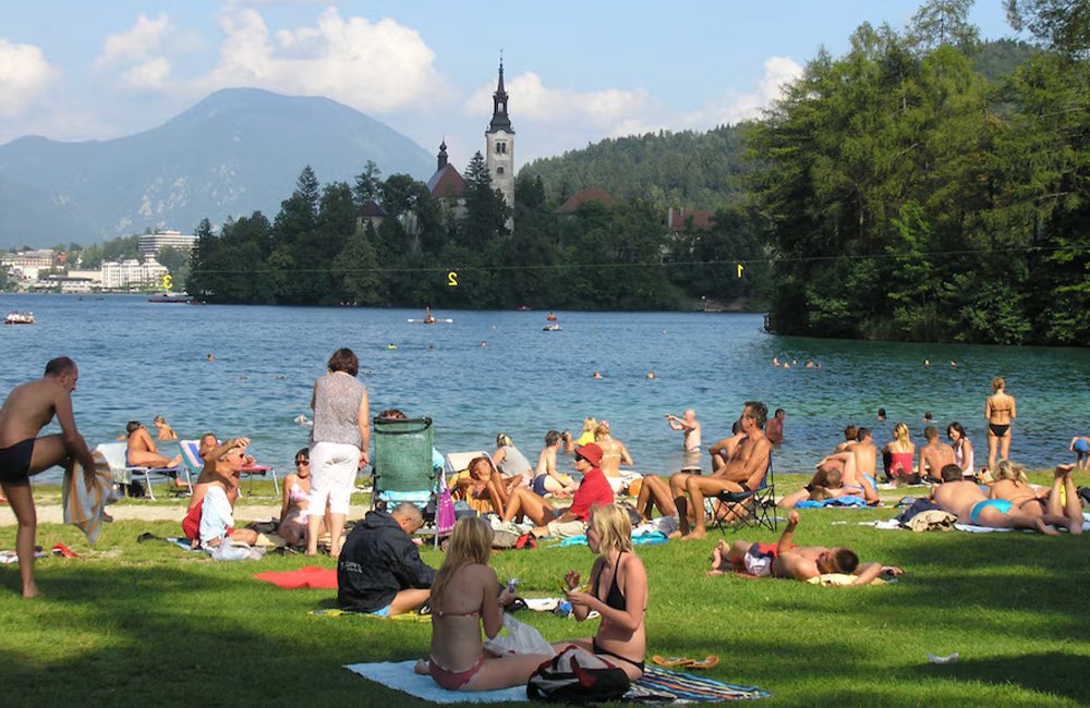 Strand aan het meer bij camping bled in het triglav nationaal park van Slovenië