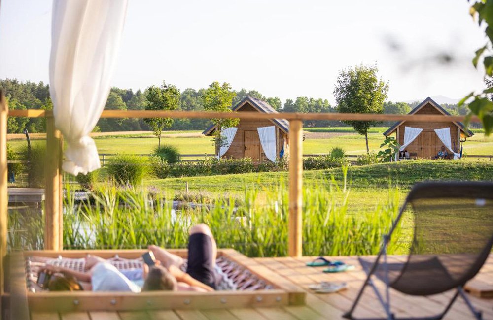 Terras van de glamping tent op Kolpa Resort glamping in Bela Krajina aan de Kroatische grens in Slovenië