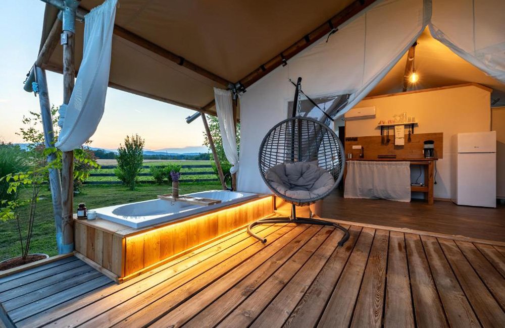 Zicht op terras van de glamping tent op Kolpa Resort glamping in Bela Krajina aan de Kroatische grens in Slovenië