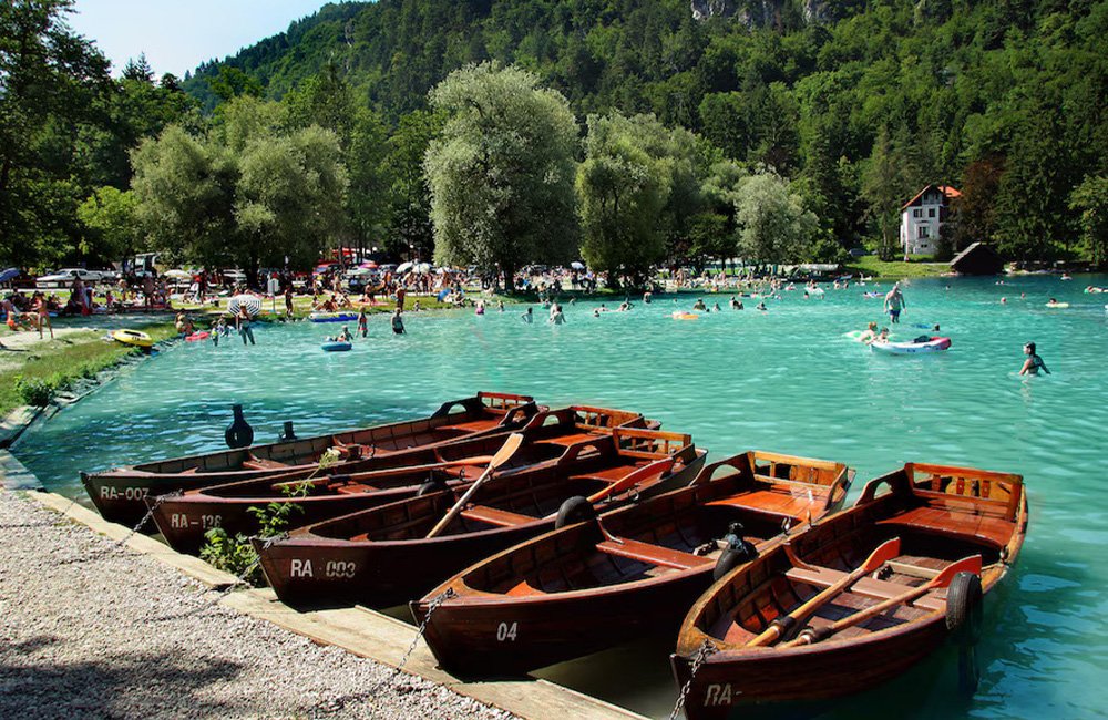 bootjes op het meer bij camping bled in het triglav nationaal park van Slovenië