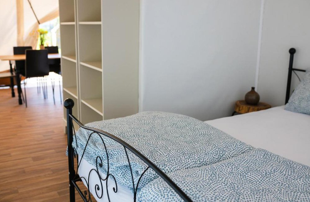 slaapkamer in de glamping tent op Kolpa Resort glamping in Bela Krajina aan de Kroatische grens in Slovenië