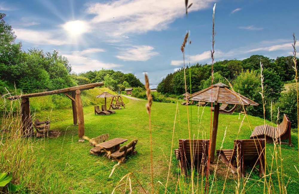 Bankjes van Eifel-Camp Freilinger See in de Duitse Eifel in het westen van Duitsland bij de grens met Luxemburg en België
