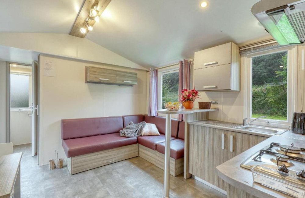 Binnenkant stacaravan Eifelcamping Irsental in de Duitse Eifel in het westen van Duitsland bij de grens met Luxemburg en België