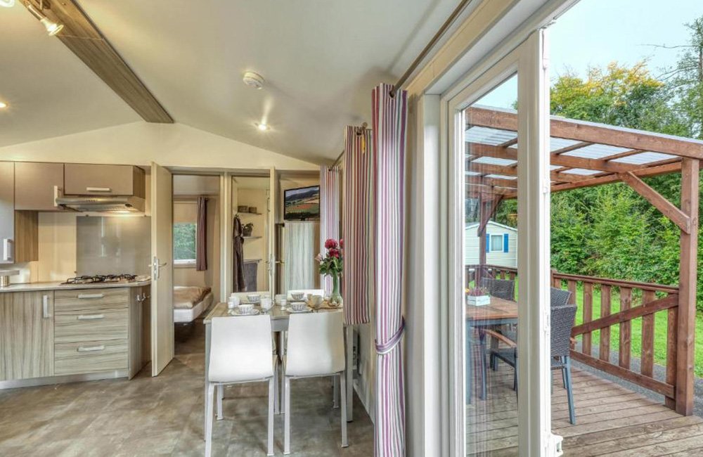 Binnenkant stacaravan en terras Eifelcamping Irsental in de Duitse Eifel in het westen van Duitsland bij de grens met Luxemburg en België