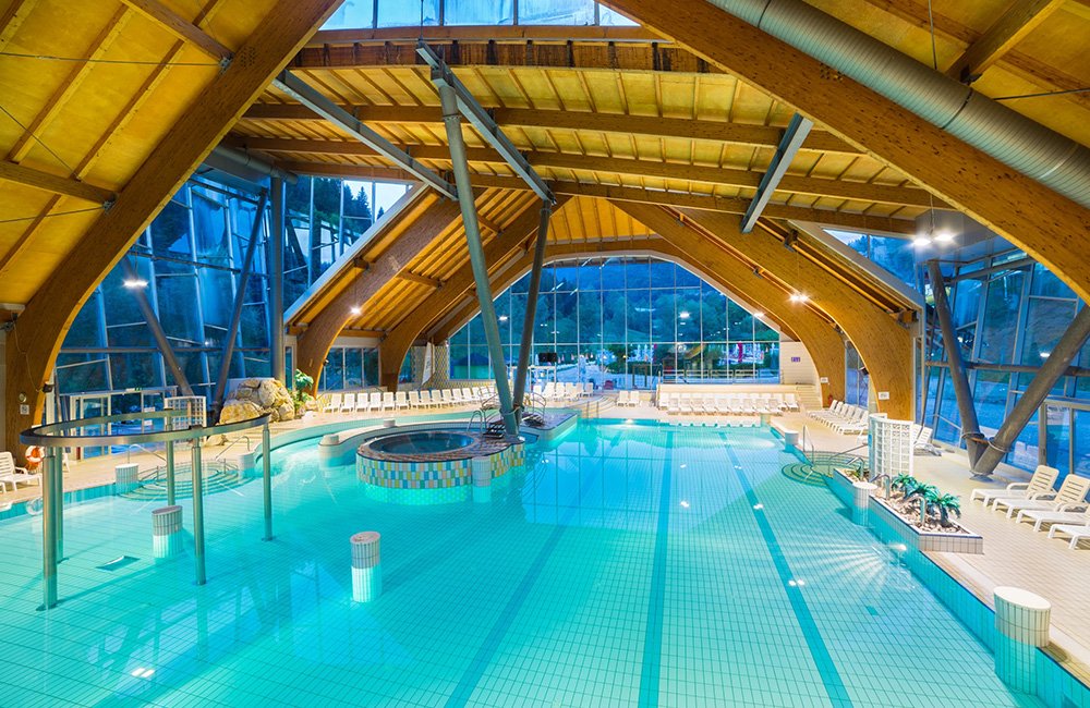 Binnenzwembad Camping Terme Snovik bij Kamnik en Velika planina bij de Kamnische Alpen in het noorden van Slovenië