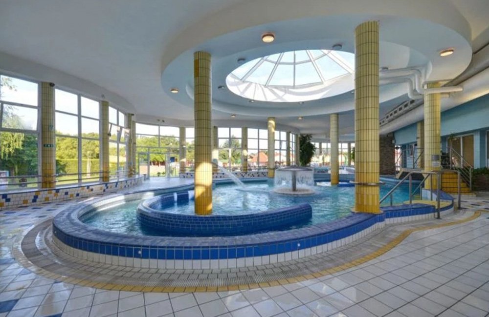 Binnenzwembad van Autokemping Thermalpark Dunajská Streda in het westen van Slowakije bij Bratislava