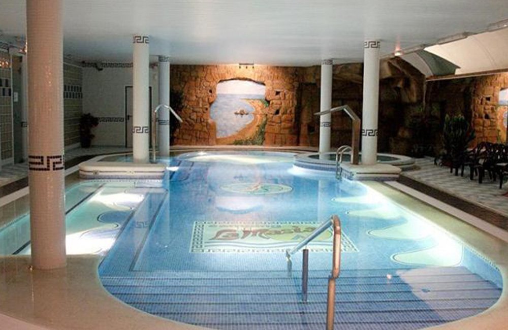 Binnenzwembad van Camping La Masia in Blanes aan de Costa Brava in Spanje Catalonië