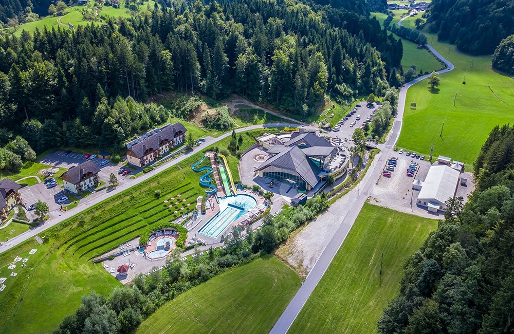 Bovenaanzicht Camping Terme Snovik bij Kamnik en Velika planina bij de Kamnische Alpen in het noorden van Slovenië