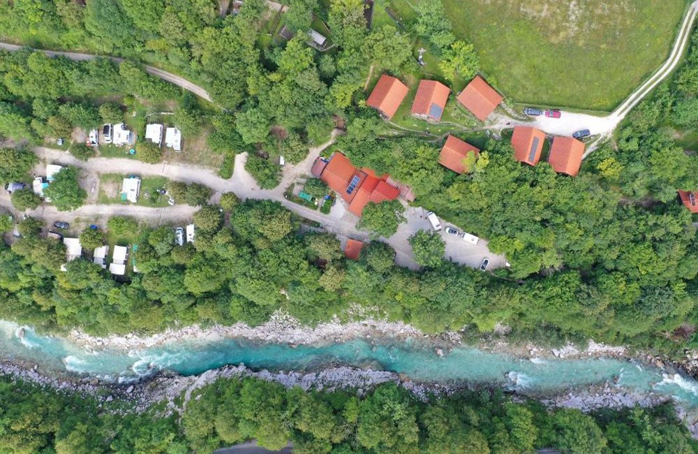 Bovenaanzicht Kamp Koren bij Kobarid en de Slap Kozjak Waterval in de Soča vallei in het westen van Slovenië