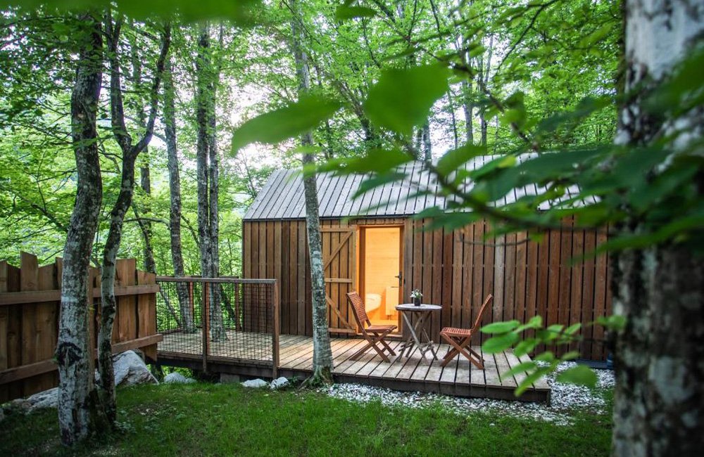 Buitenkant glamping hut Kamp Koren bij Kobarid en de Slap Kozjak Waterval in de Soča vallei in het westen van Slovenië