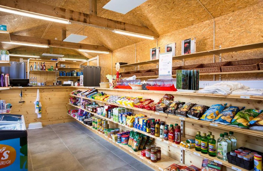 Campingwinkel van Eifel-Camp Freilinger See in de Duitse Eifel in het westen van Duitsland bij de grens met Luxemburg en België