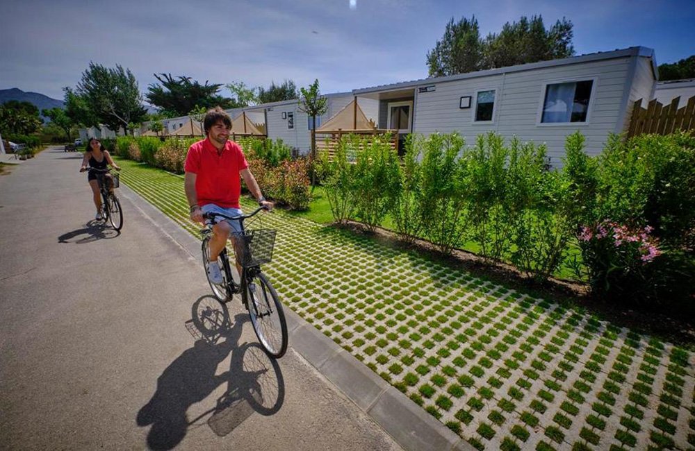 Fietsers op Camping Rodas bij Roses aan de Costa Brava in Spanje Catalonië