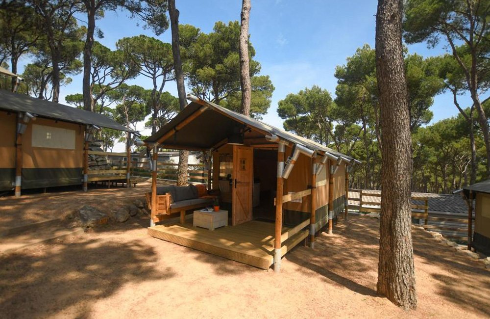 Glamping tent bij Interpals Eco Resort bij Sa Riera aan de Costa Brava in Spanje Catalonië