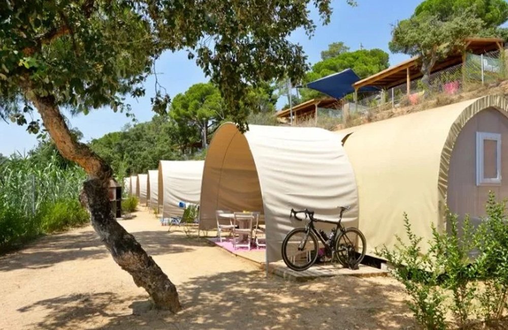 Glamping tenten van Camping Cala Canyelles bij Lloret de Mar aan de Costa Brava in Spanje Catalonië
