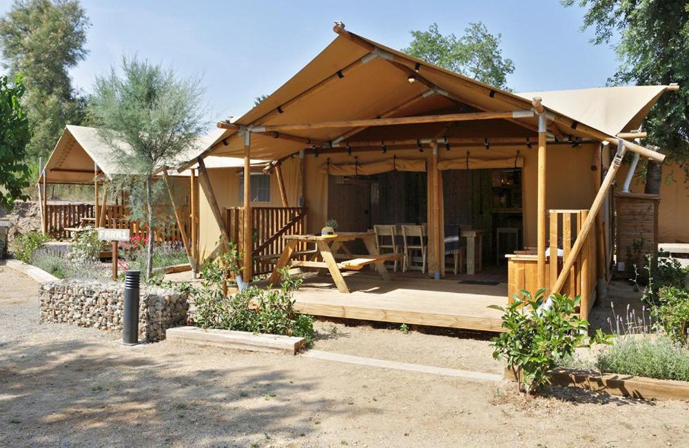 Glamping tenten van Camping Sènia Riu bij Sant Pere Pescador aan de Costa Brava in Spanje Catalonië