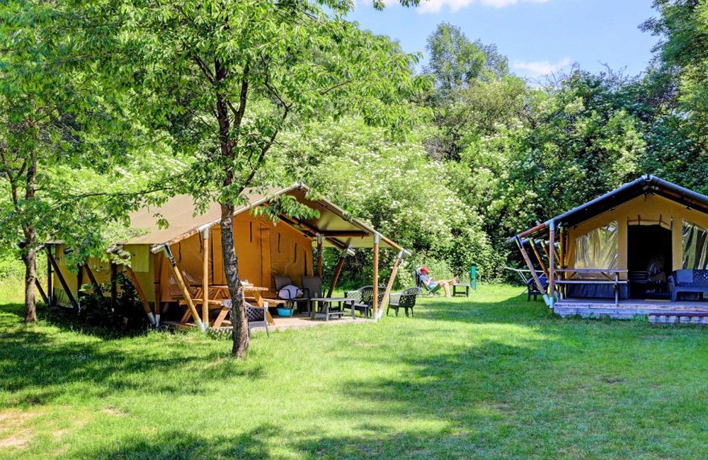 Glampingtenten in de bossen van Camping Drei Spatzen in de Duitse Eifel in het westen van Duitsland bij de grens met Luxemburg en België