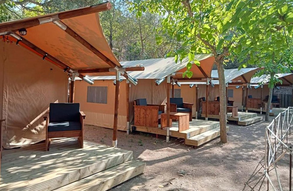 Glampingtenten van Camping Cala Pola bij Tossa de Mar aan de Costa Brava in Spanje Catalonië