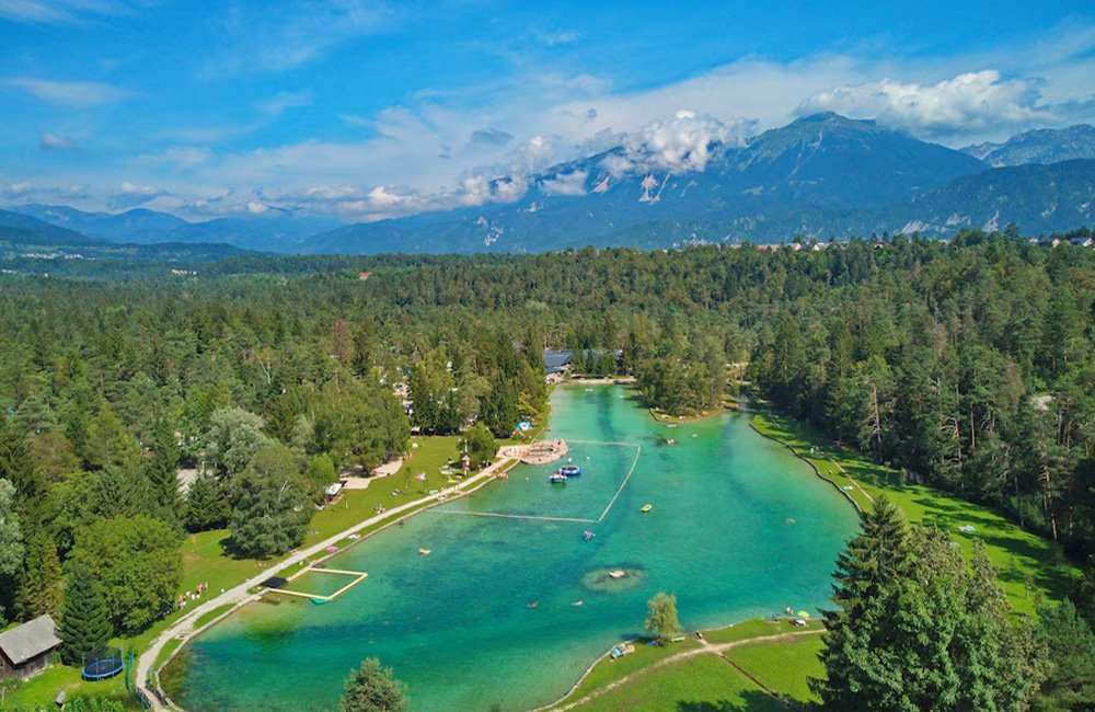 Het šobec meer van Camping Šobec aan de Sava rivier in Lesce bij het Meer van Bled in het westen van Slovenië