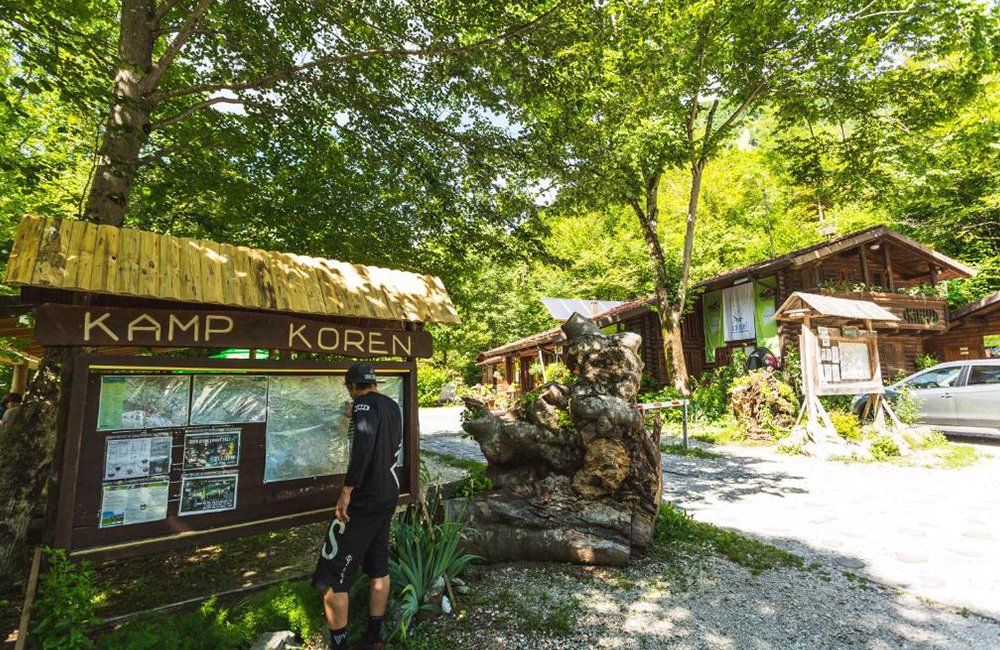 Ingang Kamp Koren bij Kobarid en de Slap Kozjak Waterval in de Soča vallei in het westen van Slovenië