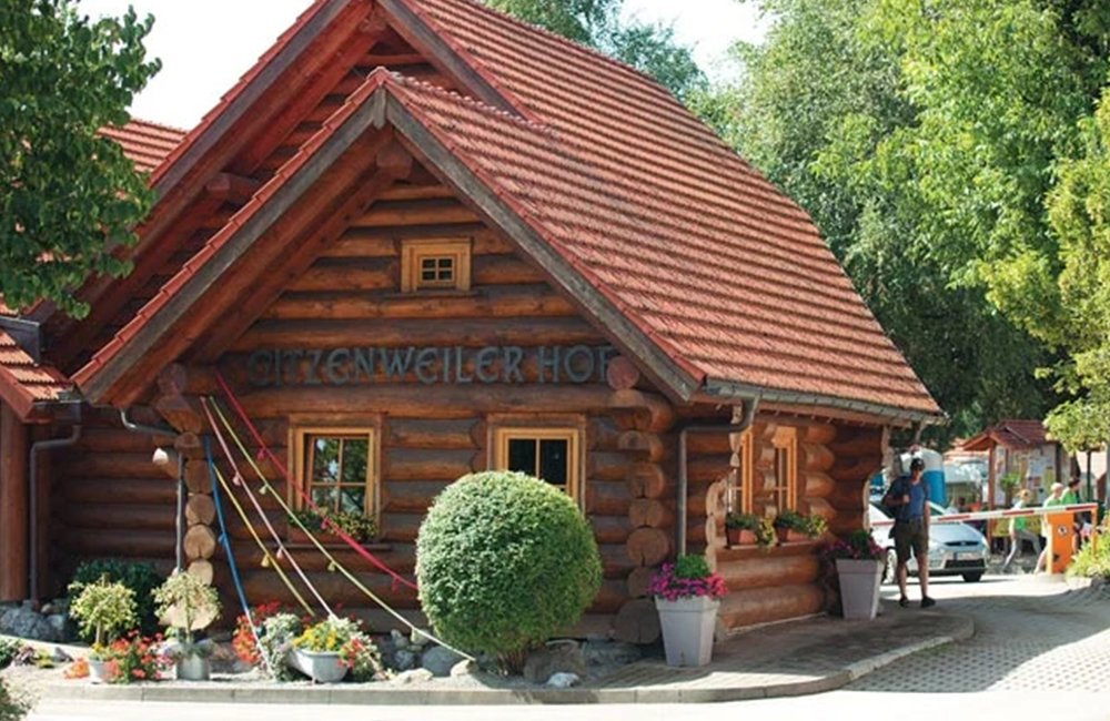 Ingang van Camping Gitzenweiler Hof in de Duitse Allgäu bij de Bodensee en de grens met Zwitserland en Oostenrijk in Beieren