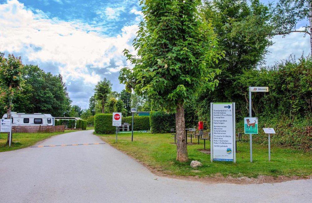 Ingang van Eifel-Camp Freilinger See in de Duitse Eifel in het westen van Duitsland bij de grens met Luxemburg en België