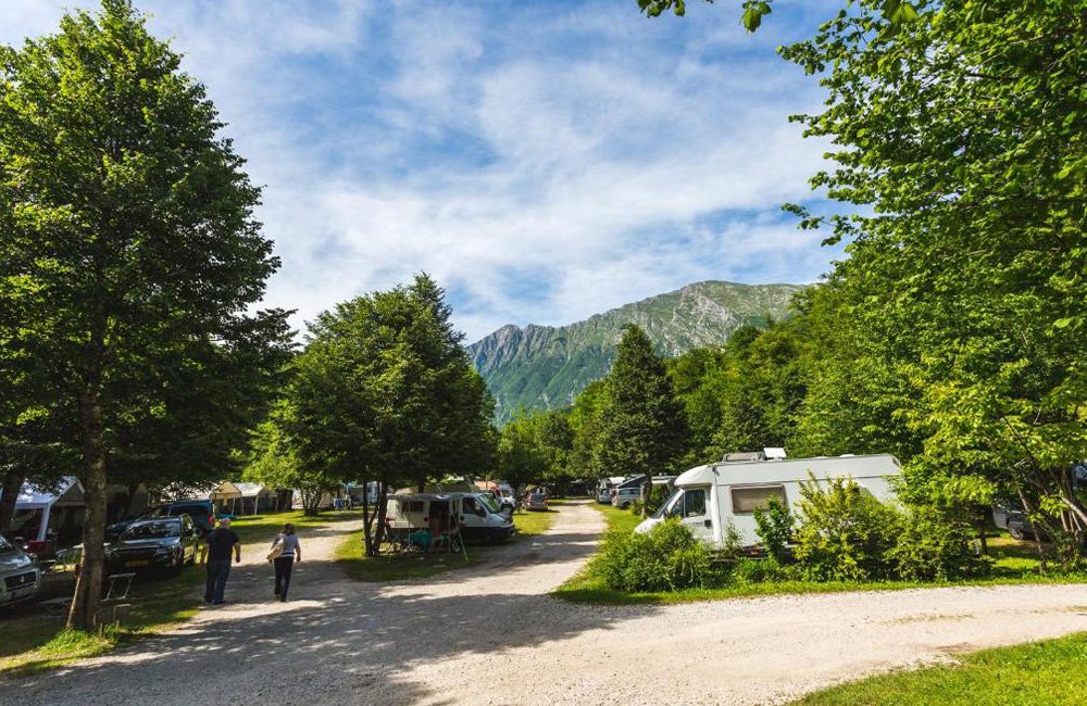 Kamp Koren bij Kobarid en de Slap Kozjak Waterval in de Soča vallei in het westen van Slovenië
