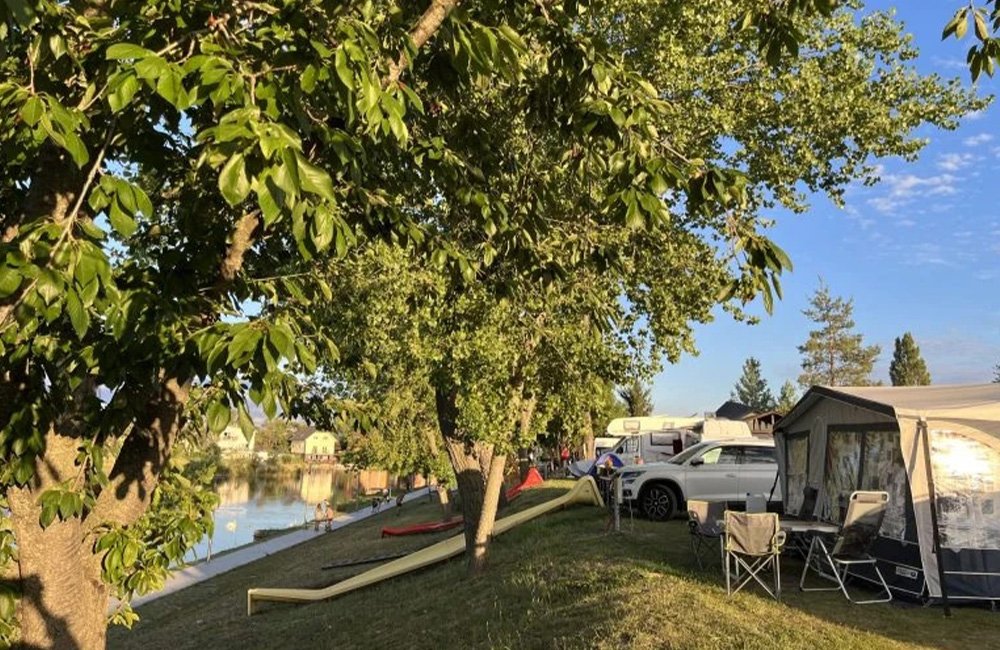 Kamperen direct aan meer bij Autokemping Thermalpark Dunajská Streda in het westen van Slowakije bij Bratislava
