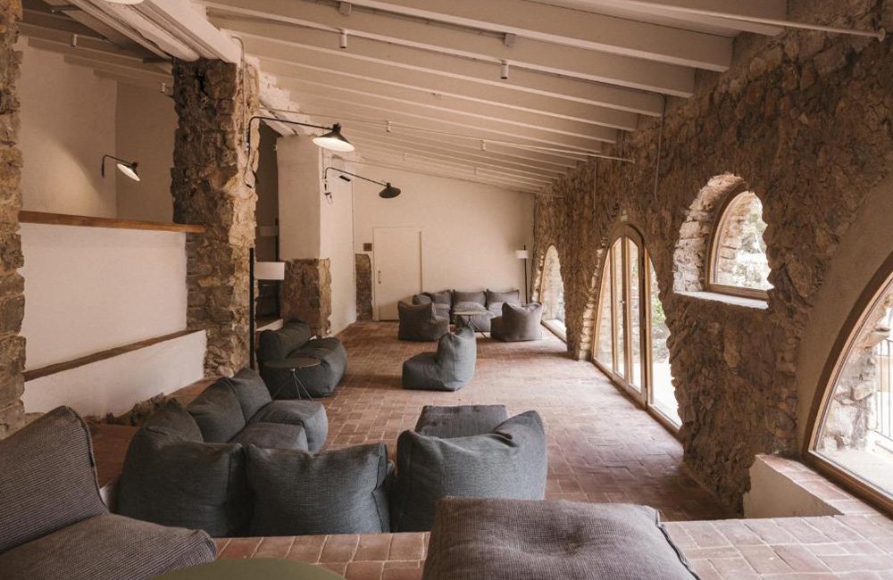 Lounge van Wecamp Cala Montgó aan de Costa Brava in Spanje Catalonië