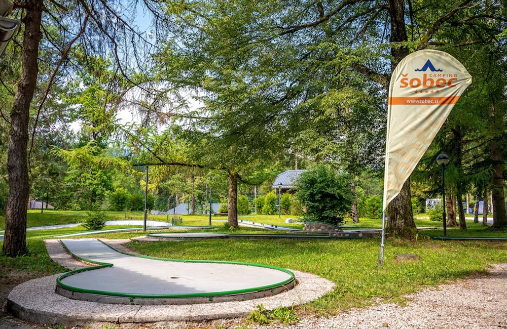 Minigolf op Camping Šobec aan de Sava rivier in Lesce bij het Meer van Bled in het westen van Slovenië