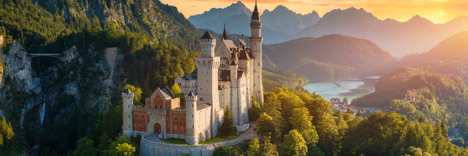Neuschwanstein in de Alpen van Zuid Beieren op de grens van Duitsland en Oostenrijk