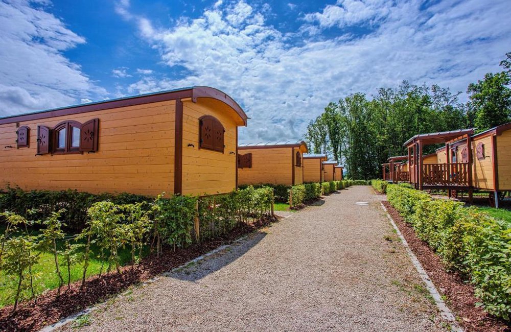 Stacaravans op Eifel-Camp Freilinger See in de Duitse Eifel in het westen van Duitsland bij de grens met Luxemburg en België