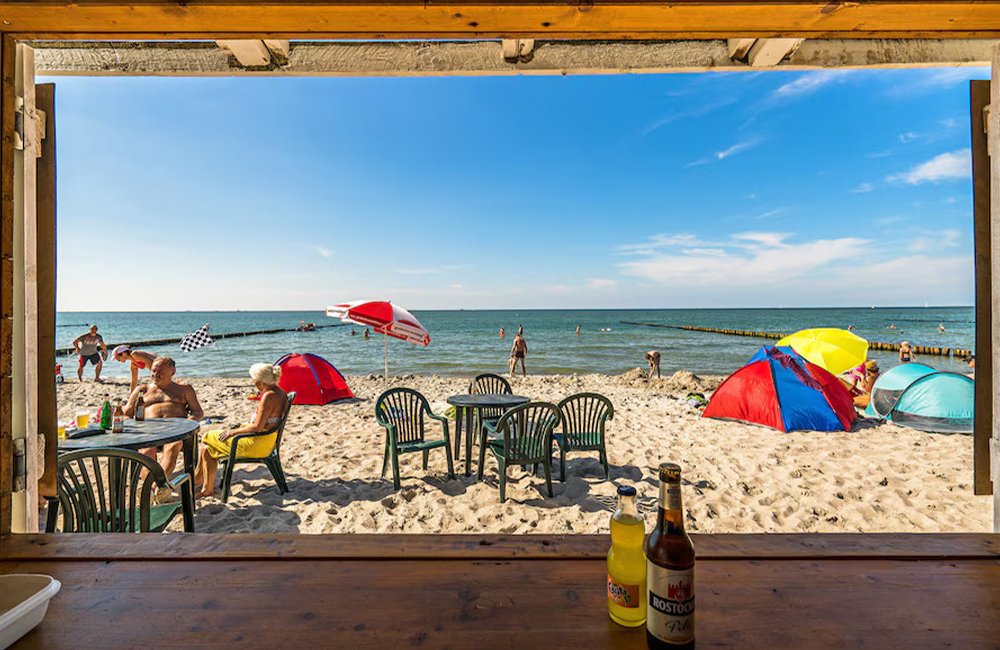 Strand bar aan de Baltische zee bij Ostsee Camping und Ferienpark Markgrafenheide in Duitsland