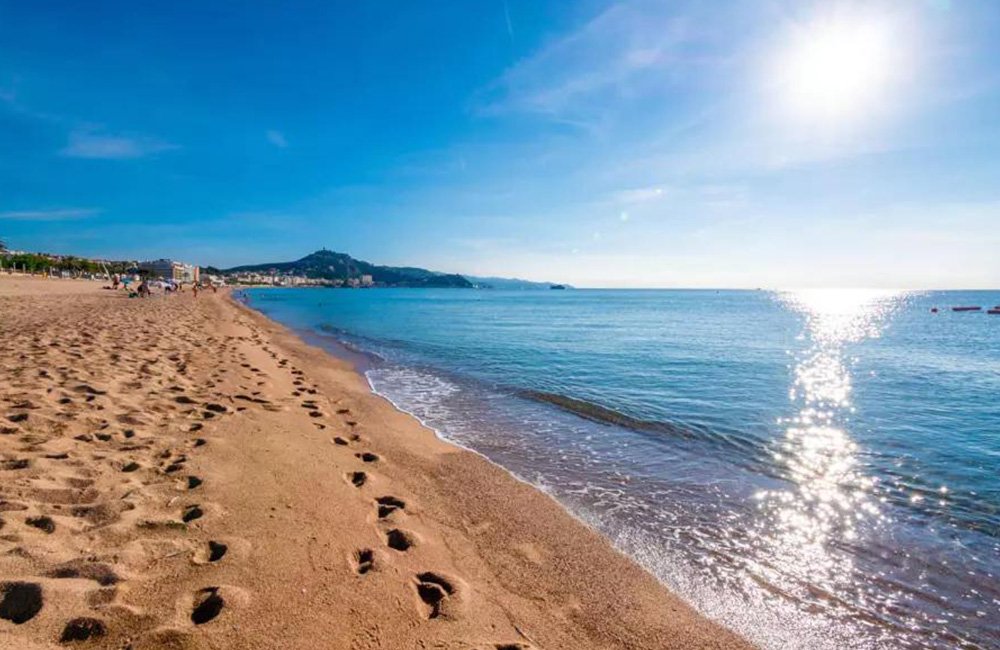 Strand bij Camping La Masia in Blanes aan de Costa Brava in Spanje Catalonië