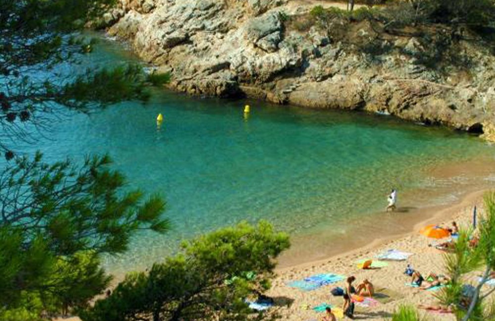 Strand van Camping Cala Pola bij Tossa de Mar aan de Costa Brava in Spanje Catalonië