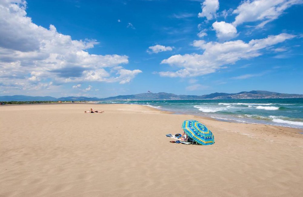 Strand van Camping Sènia Riu bij Sant Pere Pescador aan de Costa Brava in Spanje Catalonië