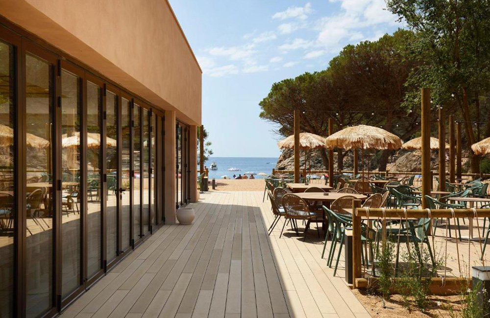 Strandbar van Camping Cala Pola bij Tossa de Mar aan de Costa Brava in Spanje Catalonië