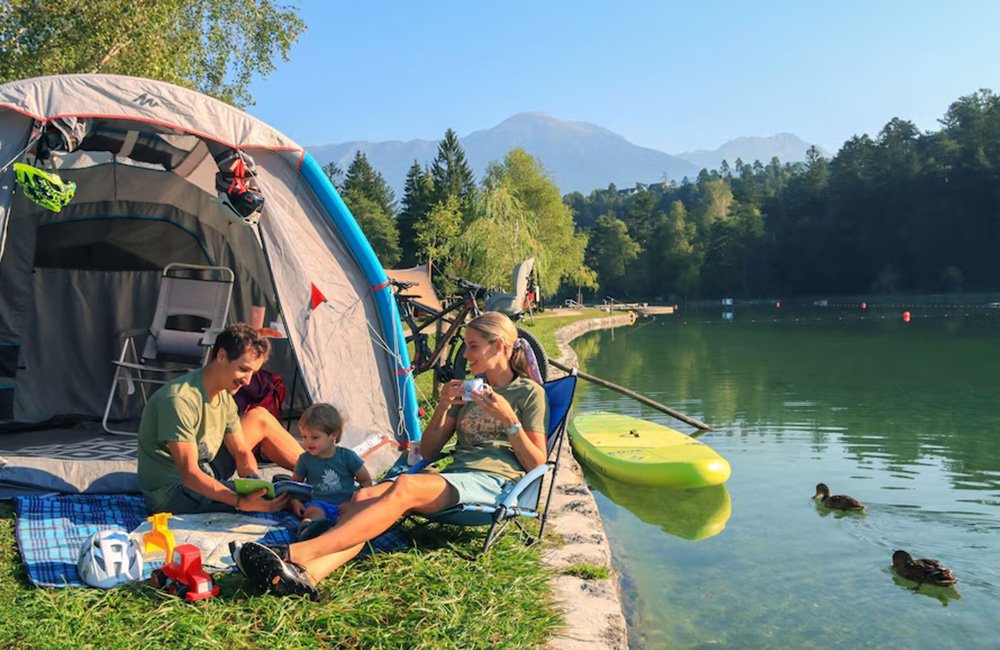 Tent op Camping Šobec aan de Sava rivier in Lesce bij het Meer van Bled in het westen van Slovenië