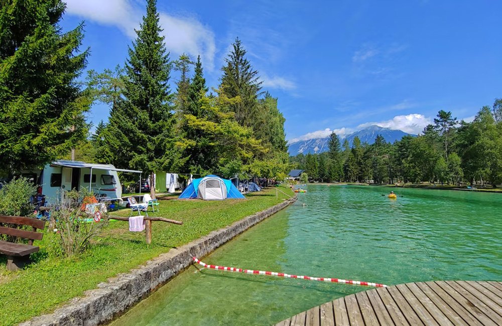 Tenten op Camping Šobec aan de Sava rivier in Lesce bij het Meer van Bled in het westen van Slovenië