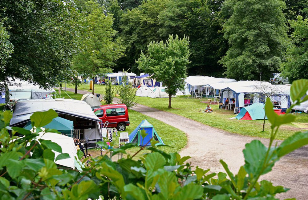 Tenten op Campingpark Eifel in het westen van Duitsland bij de grens met Luxemburg en België