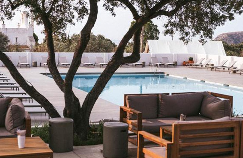 Terras bij zwembad van Wecamp Cadaqués aan de Costa Brava in Spanje Catalonië