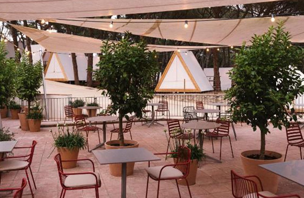 Terras van Wecamp Cala Montgó aan de Costa Brava in Spanje Catalonië