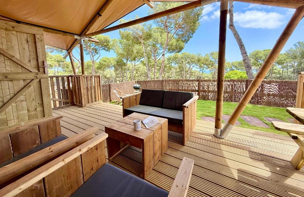 Terras van glamping tent bij Interpals Eco Resort bij Sa Riera aan de Costa Brava in Spanje Catalonië