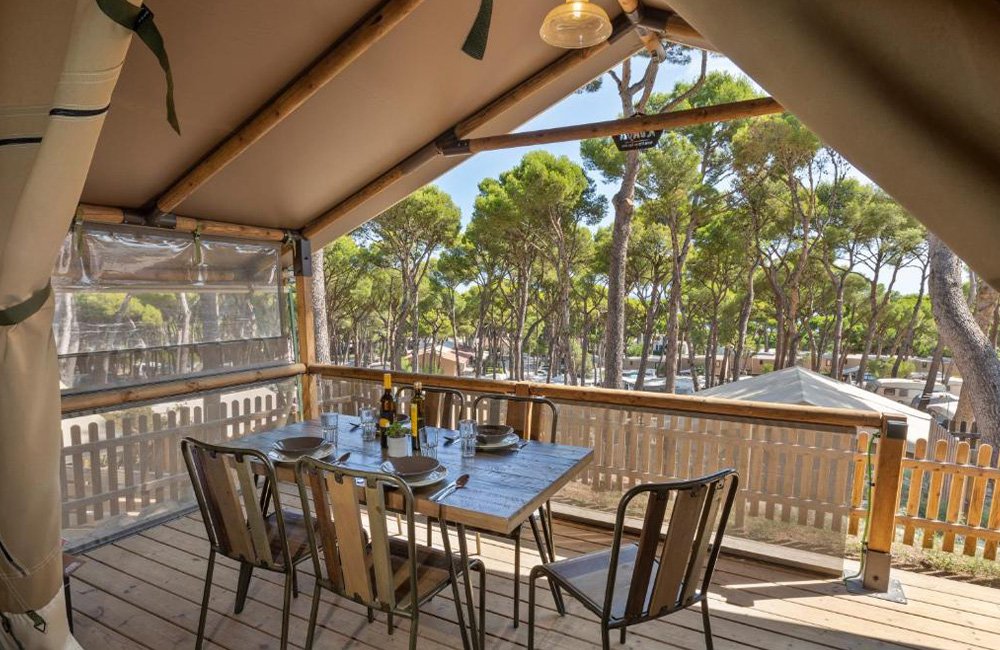 Terras van glampingtent bij Interpals Eco Resort bij Sa Riera aan de Costa Brava in Spanje Catalonië